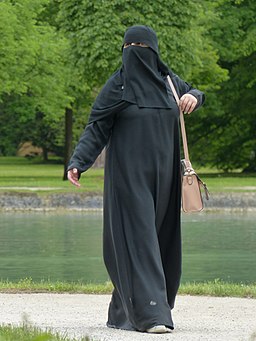 Woman in a berqa (burka) By Hans Braxmeier (pixabay) [CC0 or CC0], via Wikimedia Commons