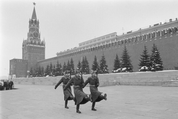 Russian soldiers in front of the Kremlin. Photo courtesy of Steve hHarvey, LrwMuJNTIA unsplash
