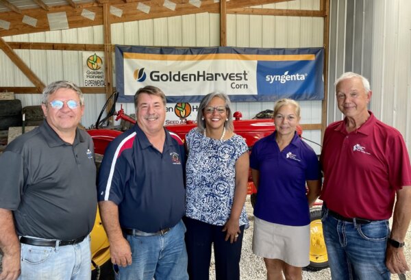 Rep. Robin Kelly (IL-02) Wednesday (August 10, 2022 visited Rick and Corey Johnson’s Farm in Monee, IL and held a ‘Barn Hall’ with farmers, growers and food security advocates from the Illinois Farm Bureau, Illinois Soybean Association, Greater Chicago Food Depository and the USDA Office of Rural Development.
