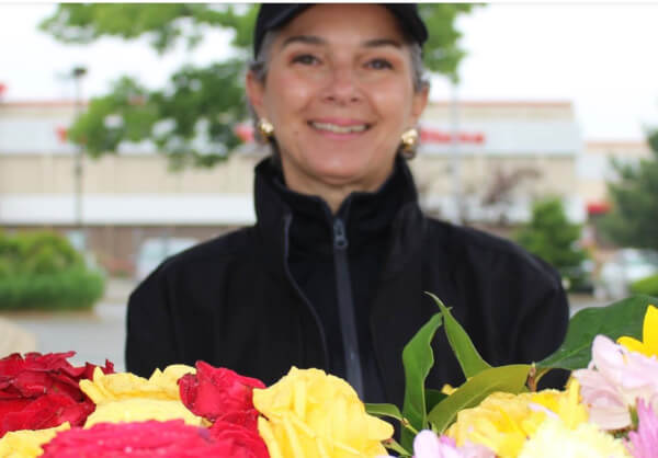 Pappas, Jordan join Fresh Farms, Bloom ‘N Toss and Black Men United for pre-Mother’s Day giveaway of flowers and chocolates on Michigan Avenue